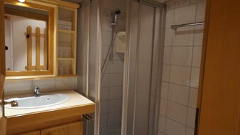großräumiges und eigenes Badezimmer | © Landhaus Christophorus